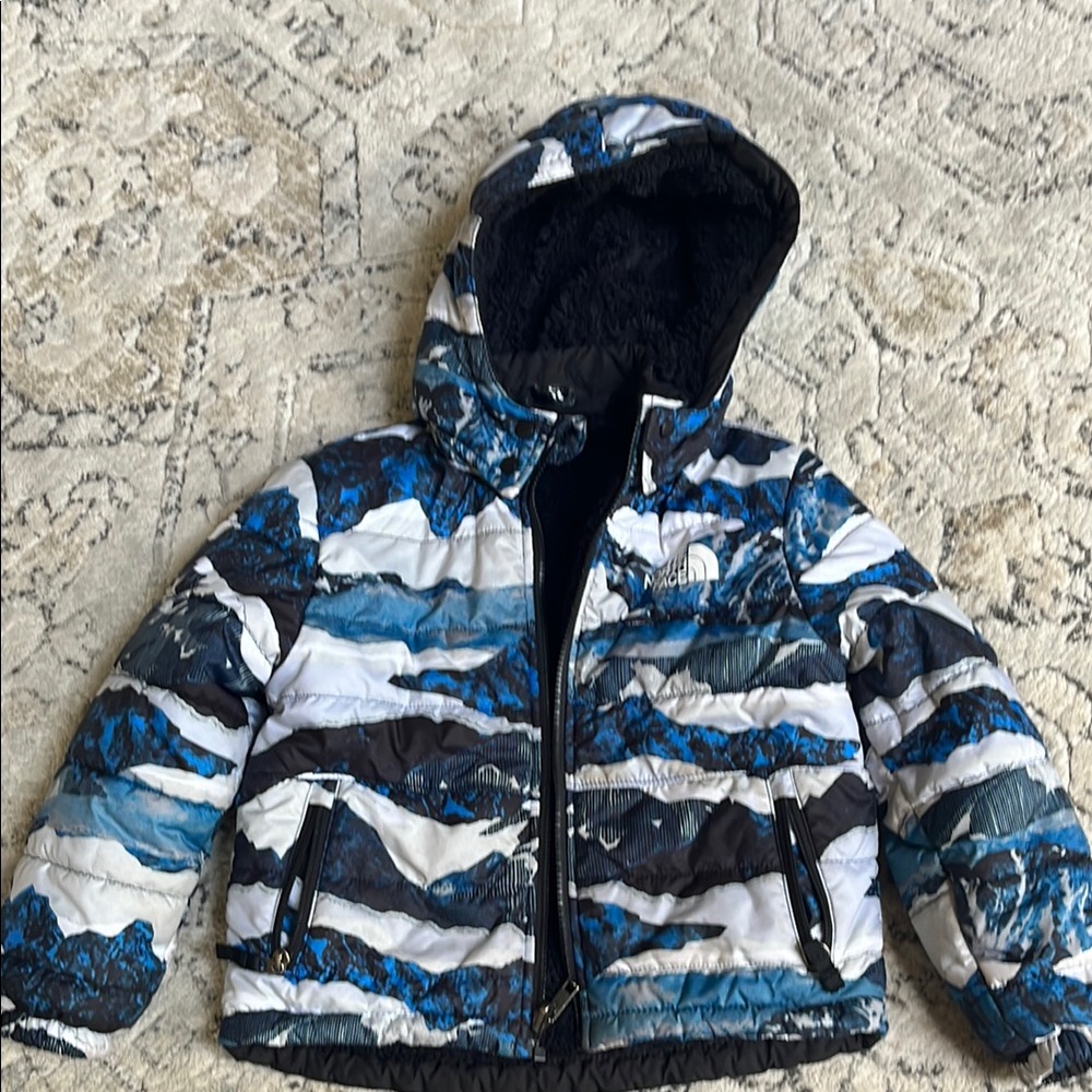 North Face boys  Puffer Jacket size XS with removable hood .